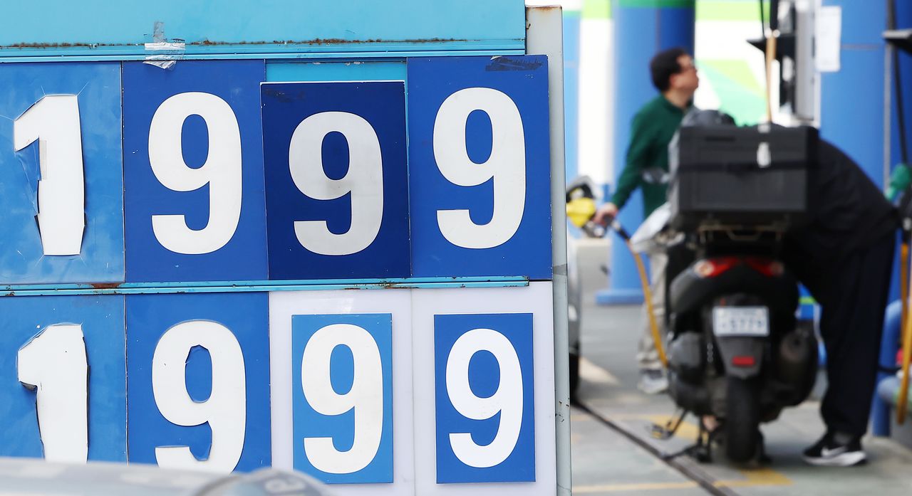 米国のイラン海上封鎖措置が施行されて韓国のガソリン価格が2000ウォン突破を目前にしている。写真は14日午後、ソウル市内のガソリンスタンドで給油する市民の様子。［写真 ニュース1］