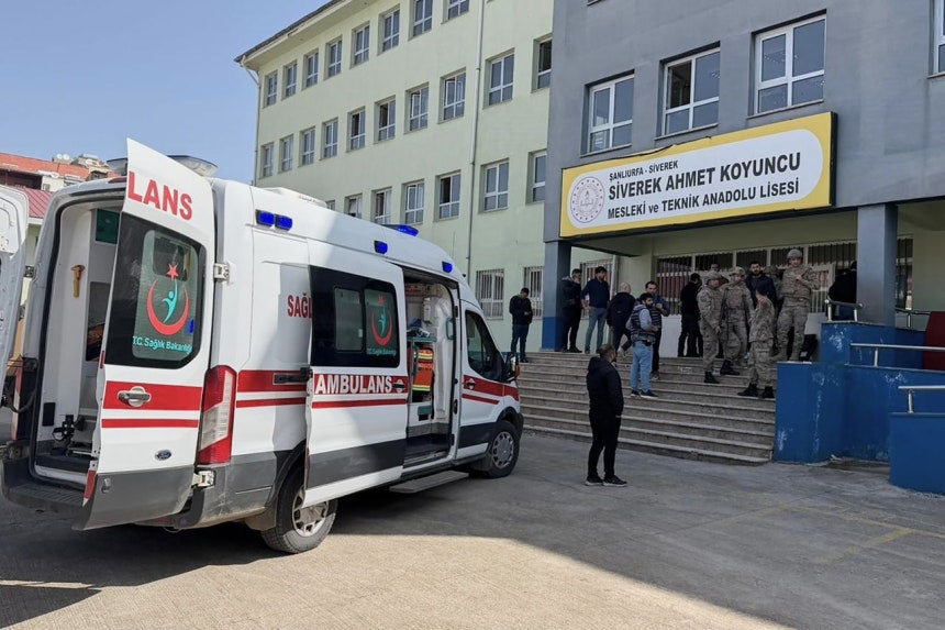 14日（現地時間）、銃撃事件が発生したトルコ南東部シベレクの高校の校庭で、警備員や救助隊員が現場の収拾に当たっている。［IHA／AP＝聯合ニュース］