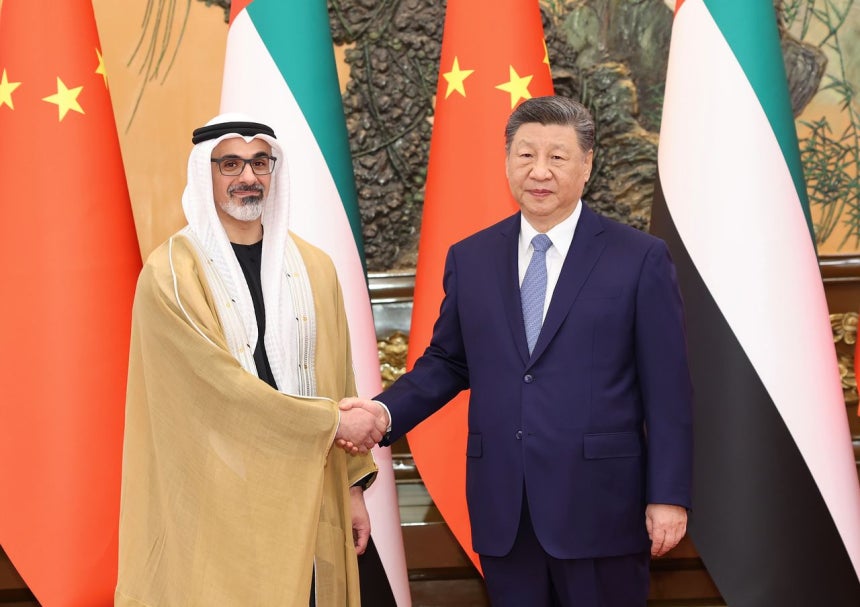 中国の習近平国家主席(右側)が14日、北京人民大会堂でアラブ首長国連邦（UAE）のアブダビのハーリド・ビン・モハメド・ビン・ザイード・アール・ナヒヤーン皇太子に会って握手している。新華=聯合ニュース