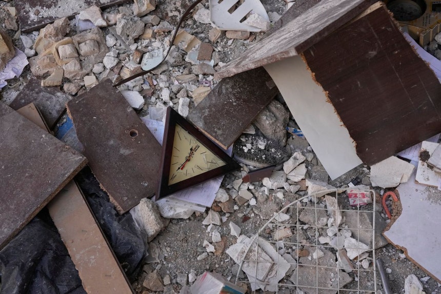 先月、米国とイスラエルの軍事作戦で被害を受けたイラン・テヘラン東南部の住居用建物の残骸の中に壊れた時計が見える。 ［AP＝聯合ニュース］