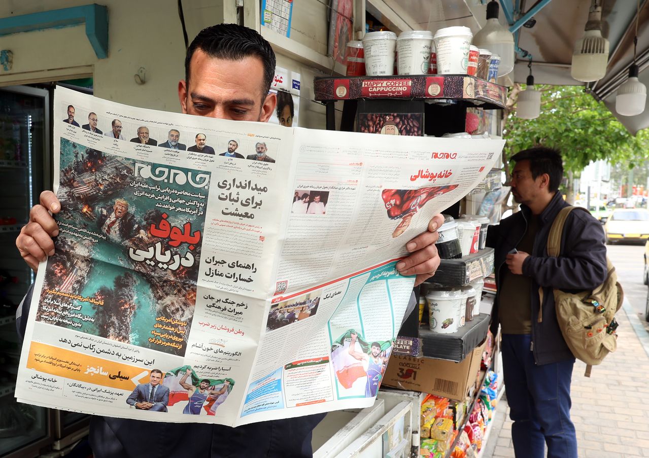   トランプ米大統領が沈没する空母のそばでもがく様子を描いた絵が掲載された新聞。［EPA＝聯合ニュース］