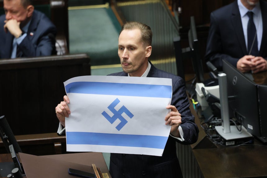  「ハーケンクロイツ」合成したイスラエル国旗を持つポーランド議員 ［写真 EPA 聯合ニュース］