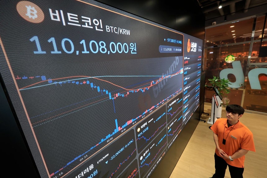 ビットコインが米国とイランの交渉の可能性に対する期待から一時7万5000ドルを超えた。15日午後、ソウルのビッサム顧客センターのモニターに相場が表示されている。［写真 ニュース1］