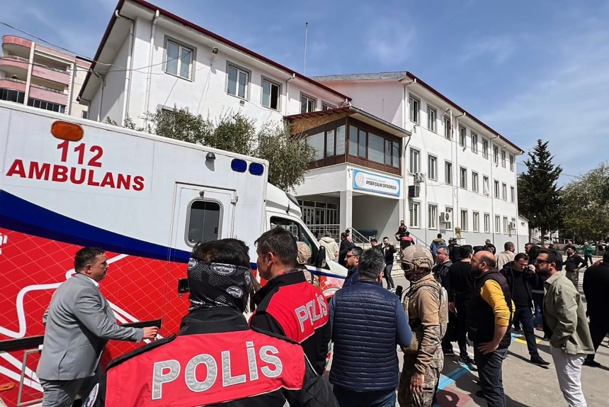 15日（現地時間）、トルコ南部カフラマンマラシュのある中学校で銃乱射事件が発生し、警備要員と救助隊員が現場の収拾にあたっている。この日午後、この学校の生徒である容疑者が教室で銃を乱射し、4人が死亡、20人が負傷した。［AP＝聯合ニュース］