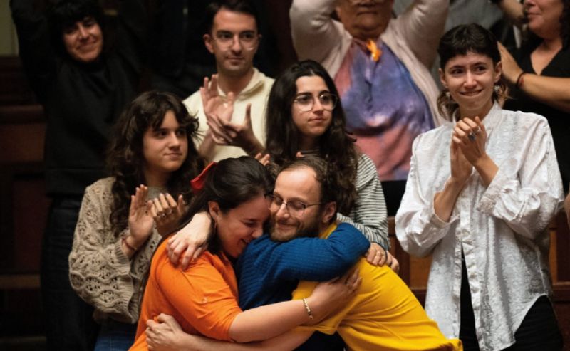 昨年10月、ウルグアイで安楽死法が可決されたことをうけ、市民らが喜びを表している。AP＝聯合ニュース