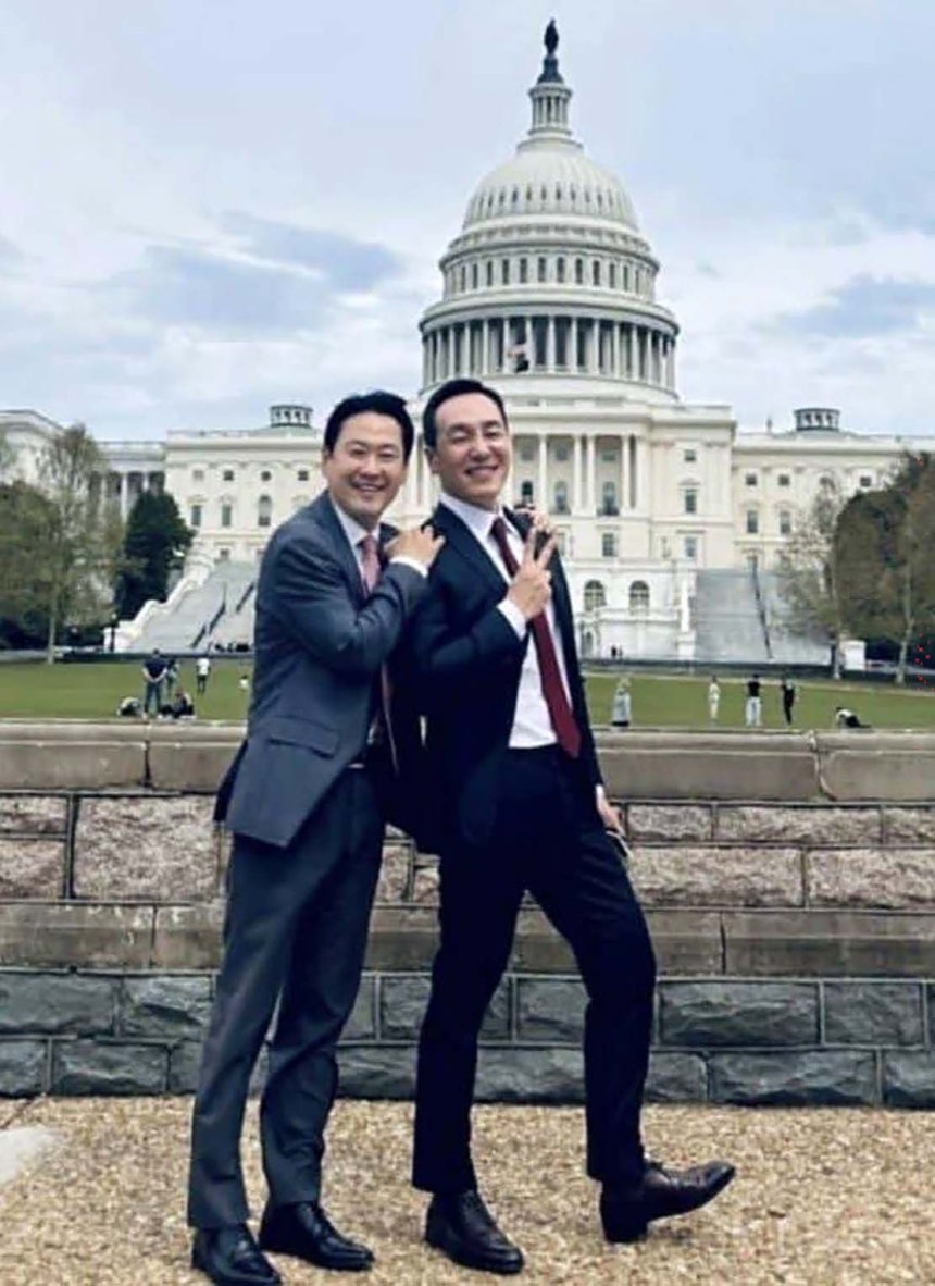 訪米中の張東赫（チャン・ドンヒョク）国民の力代表が米ワシントンDCの国会議事堂前でキム・ミンス最高委員と写真撮影をしている。［フェイスブック キャプチャー］