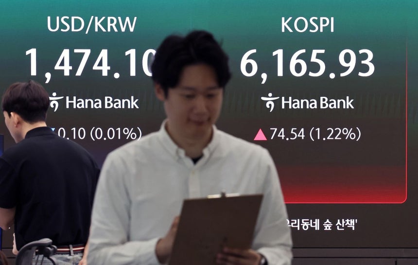 16日午前、ソウル市中区（チュング）のハナ銀行ディーリングルームの電光掲示板に、寄り付きの状況が表示されている。この日、韓国総合株価指数（KOSPI）は米国とイランの終戦期待を背景に前日比0.95％上昇の6149.49で取引を開始した。［ニュース1］