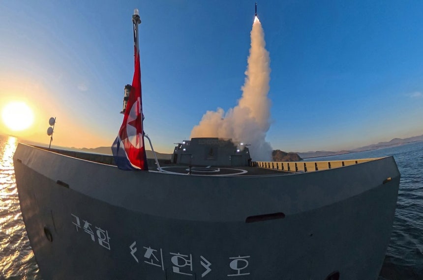 北朝鮮の労働新聞は12日、5000トン級駆逐艦「崔賢」で金正恩委員長が視察する中、戦略巡航ミサイルと艦対艦ミサイル発射試験を実施したと14日、明らかにした。 ［労働新聞＝ニュース1］