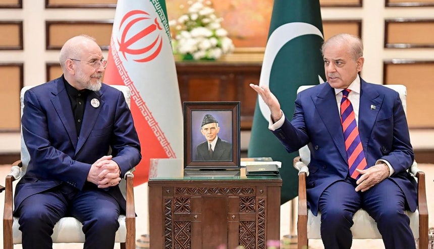 11日（現地時間）、米国とイランの終戦交渉を控え、イラン政府交渉団を率いるモハマド・バーゲル・ガリバフ議会議長（左）と交渉仲介国パキスタンのシャバズ・シャリフ首相が対話している。AFP＝聯合ニュース