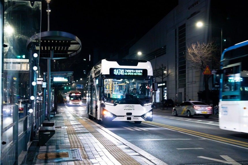 先月30日からソウル旧把撥（クパバル）～良才（ヤンジェ）駅区間で自動運転急行バス（A741）が運行されている。写真は試運転の場面。 ［写真 ソウル市］
