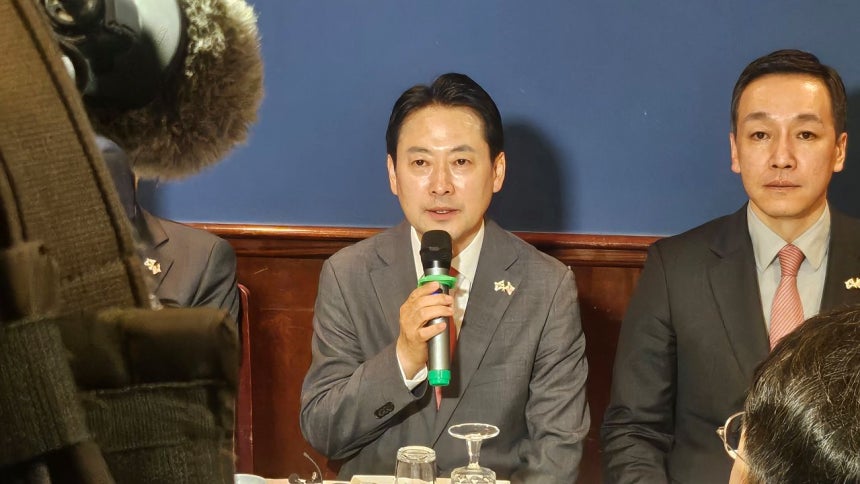 張東赫（チャン・ドンヒョク）国民の力代表が15日（現地時間）、米ワシントン近郊の飲食店で韓国特派員団と懇談会を開いた。張代表は11日にキム・ミンス最高委員と先に出国し、14日に出国した金大植（キム・デシク）議員、金張謙（キム・ジャンギョム）議員、趙廷訓（チョ・ジョンフン）議員と合流して米国家安保会議（NSC）、国務省など行政府をはじめ議会、シンクタンクの関係者らと会った。 ワシントン＝カン・テファ特派員