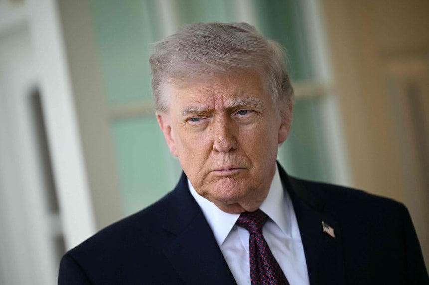 トランプ米大統領が13日、ホワイトハウスの執務室前で記者らと話している。［写真 AFP＝聯合ニュース］