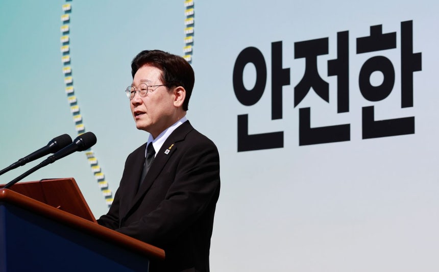 韓国の李在明（イ・ジェミョン）大統領が16日、京畿道安山市檀園区（キョンギド・アンサンシ・タンウォング）の花郎（ファラン）遊園地で開かれた「セウォル号惨事12周年追悼式」で追悼の辞を述べている。［ニュース1］