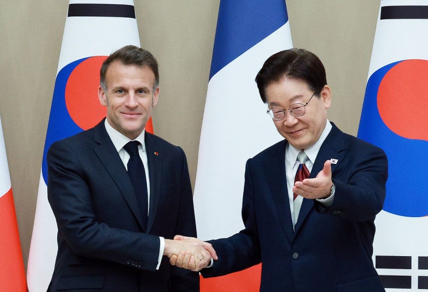 韓国の李在明（イ・ジェミョン）大統領が3日、青瓦台（チョンワデ）で開かれた拡大会談で、フランスのエマニュエル・マクロン大統領に席を案内している。［ニュース1］