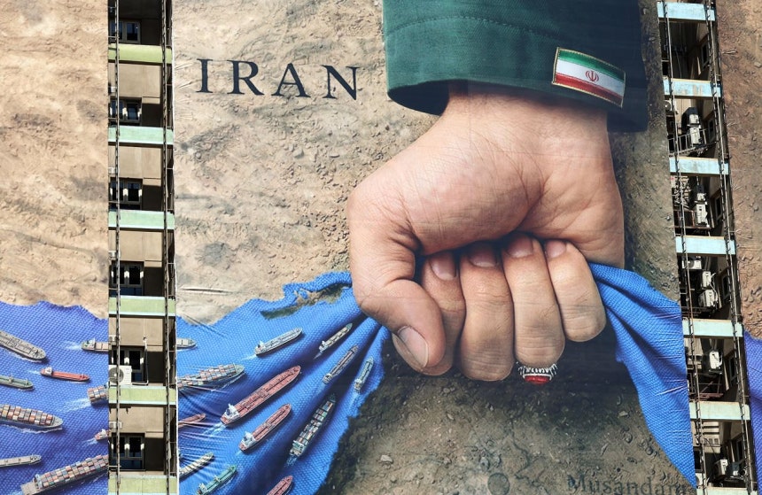 15日（現地時間）、イランのテヘランの建物に「永遠にイランの手に」という言葉とともにホルムズ海峡の水路と船をイランを形象化した手が握りしめるポスターが掲げられている。 ［EPA＝聯合ニュース］