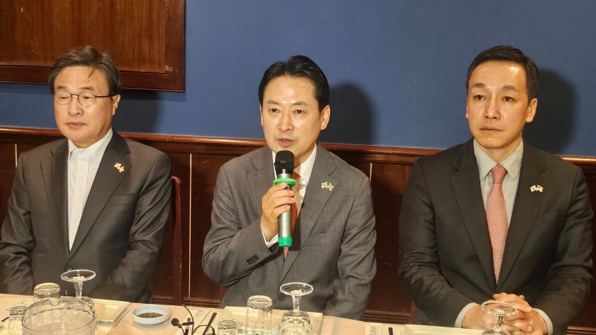 15日（現地時間）、米国ワシントン近郊のレストランで韓国特派員団と懇談会を行っている韓国野党「国民の力」の張東赫（チャン・ドンヒョク）代表。張代表は11日にキム・ミンス最高委員と共に出国し、14日に出国した金大植（キム・デシク）、金将謙（キム・ジャンギョム）、趙廷訓（チョ・ジョンフン）議員と合流して米国家安全保障会議（NSC）や国務省などの行政部をはじめ、議会、シンクタンク関係者らと面談した。ワシントン＝カン・テファ特派員 
