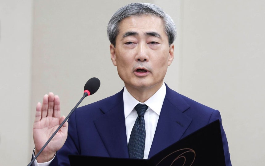 韓国銀行総裁候補のシン・ヒョンソン氏が15日、国会財政経済企画委員会の全体会議で開かれた人事聴聞会で宣誓している。イム・ヒョンドン記者