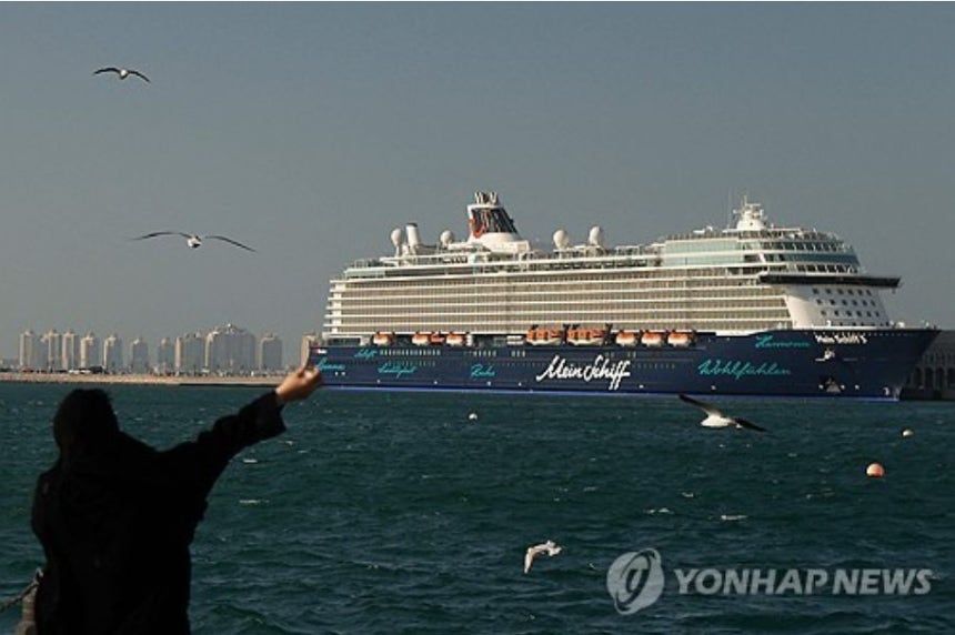 カタール・ドーハに停泊中のクルーズ船「マインシフ」。AFP＝聯合ニュース