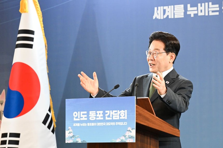 韓国の李在明（イ・ジェミョン）大統領が19日、ニューデリーのホテルで開かれた在インド韓国人との懇談会で激励のあいさつをしている。チョン・ミンギュ記者