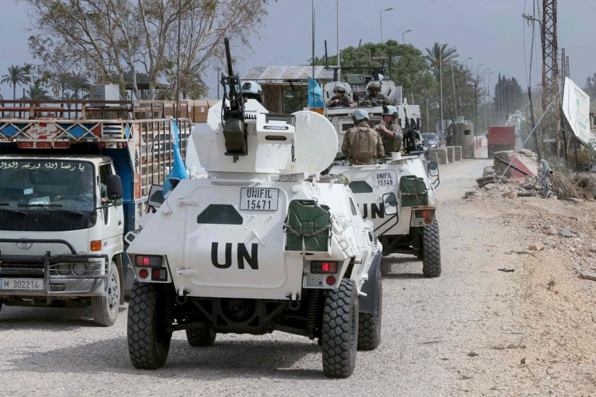 国連レバノン暫定軍（UNIFIL）所属のフランス部隊の車両がカスミエ橋を渡り、シドンおよびベイルート方面に移動している。［AFP＝聯合ニュース］