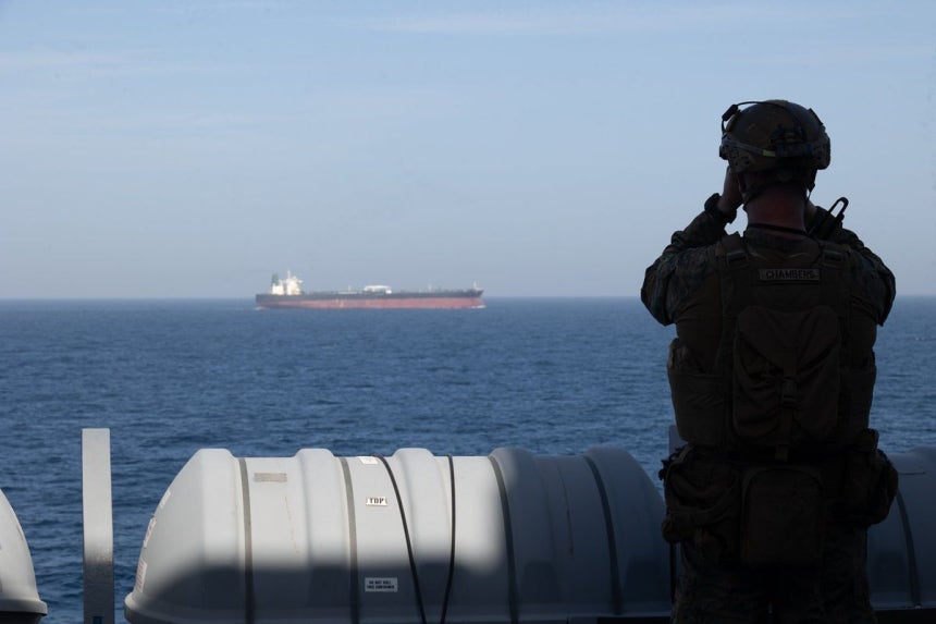 中東地域での軍事作戦を管轄する米国の中央軍が18日（現地時間）、ソーシャルメディアのX（旧ツイッター）に投稿した写真。米軍揚陸艦「ニューオーリンズ」に乗船した米海兵隊員が、イランに対する海上封鎖作戦中に船舶の動向を監視している。［写真 米中央軍のX キャプチャー］