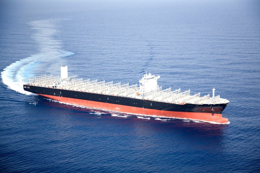 造船業が好況期を迎えた中で、韓国の中規模造船会社の受注拡大に向けRGを拡大しなければならないという主張が出ている。写真はHJ重工業のコンテナ船。［写真 聯合ニュース］