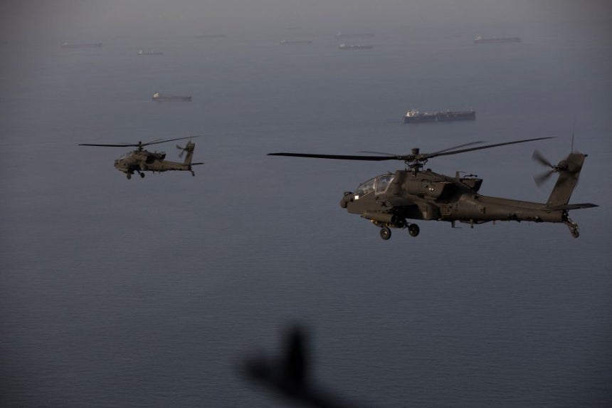 米中央軍司令部（CENTCOM）が公開した、ホルムズ海峡上空で巡察任務中の米軍アパッチヘリコプター ［AFP＝聯合ニュース］