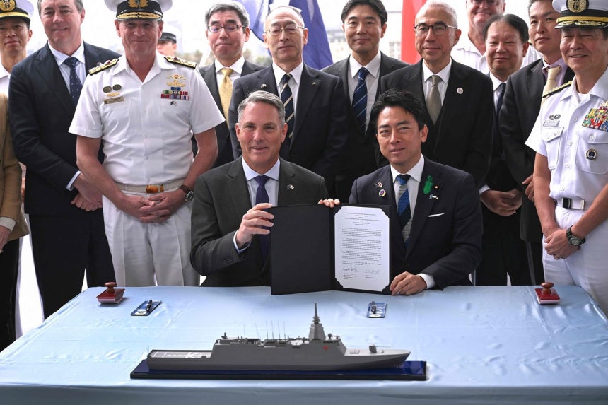 小泉防衛相（右）が18日、オーストラリアでマールズ副首相兼国防相と協力文書に署名した。［写真 AFP＝聯合ニュース］