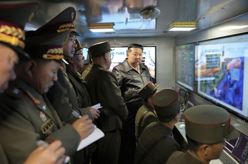 北朝鮮の労働党機関紙「労働新聞」は20日、「朝鮮民主主義人民共和国ミサイル総局は4月19日、改良された地上対地上戦術弾道ミサイル『火星11ラ』型の弾頭部の威力評価のための試験発射を進行した」と報じた。 ［労働新聞＝ニュース1］