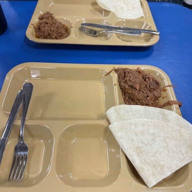   米軍将兵に提供された食事で、ひき肉とトルティーヤ1枚だけがトレイに盛り付けられている。［写真 SNS］