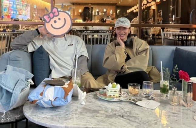 息子ウジンくんが撮ったソン・イェジンとヒョンビンのカップル写真。［写真 SNS］