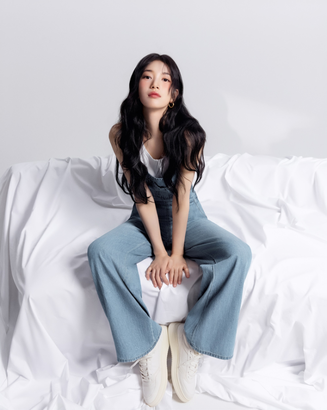  女優スジのデニムルックまとめ。［写真＝GUESS］