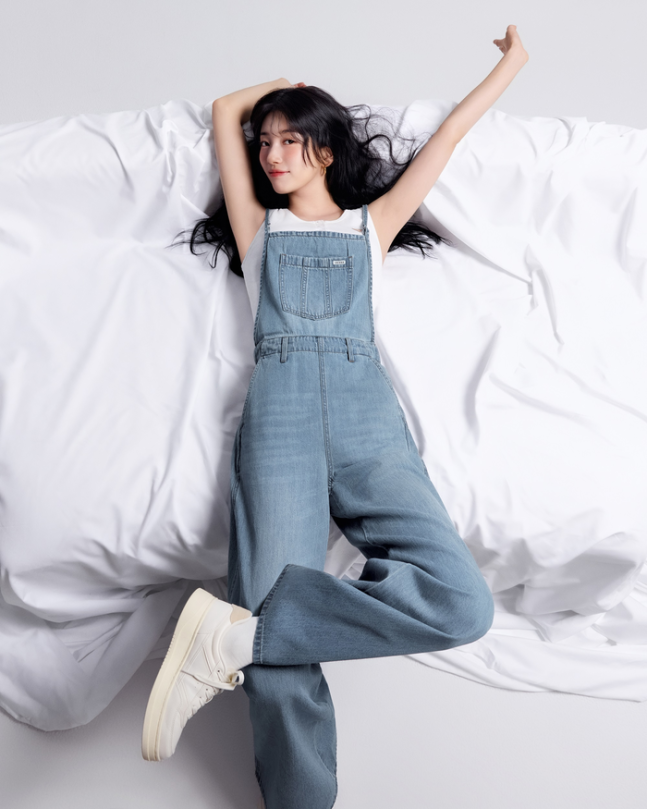  女優スジのデニムルックまとめ。［写真＝GUESS］