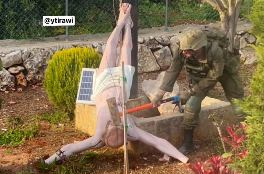 キリスト像をハンマーで叩くイスラエル軍の軍人 ［写真 sns］