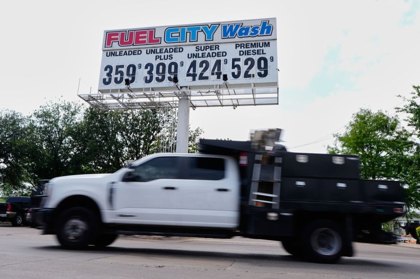 17日（現地時間）、米テキサス州ダラスのガソリンスタンドで1ガロンあたりのガソリン・軽油価格が表示されている。 ［AP＝聯合ニュース］