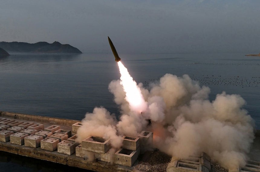 北朝鮮が19日、咸鏡北道新浦（ハムギョンブクト・シンポ）一帯で短距離弾道ミサイル（SRBM）「火星砲（ファソンポ）11ラ」型にクラスター爆弾や破片地雷などの弾頭部を搭載して試験発射を行っている様子。労働新聞、ニュース1