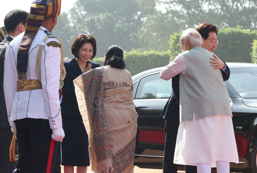 李在明大統領夫妻が20日にニューデリーの大統領宮で開かれた公式歓迎式でインドのムルム大統領、モディ首相（右側）とあいさつしている。チョン・ミンギュ記者