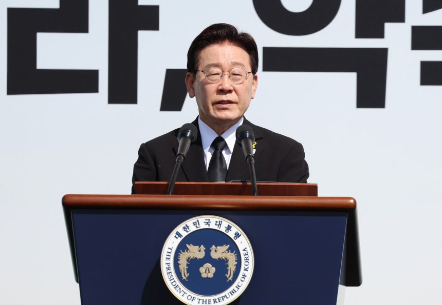 李在明大統領が16日に京畿道安山で開かれたセウォル号事故12周忌記憶式で追悼の辞を述べている。［写真 青瓦台写真記者団］