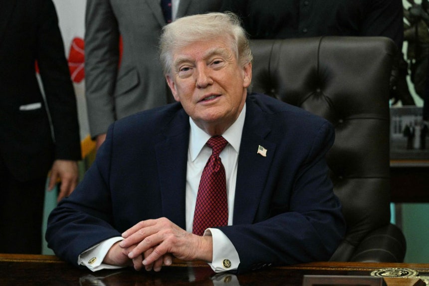 ドナルド・トランプ米国大統領が18日（現地時間）、ワシントンDCのホワイトハウスで開かれた大統領令署名行事の途中、発言している。［AFP＝聯合ニュース］