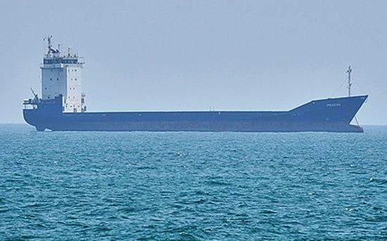イランのゲシュム島付近のホルムズ海峡に停泊する船舶 ［AP＝聯合ニュース］
