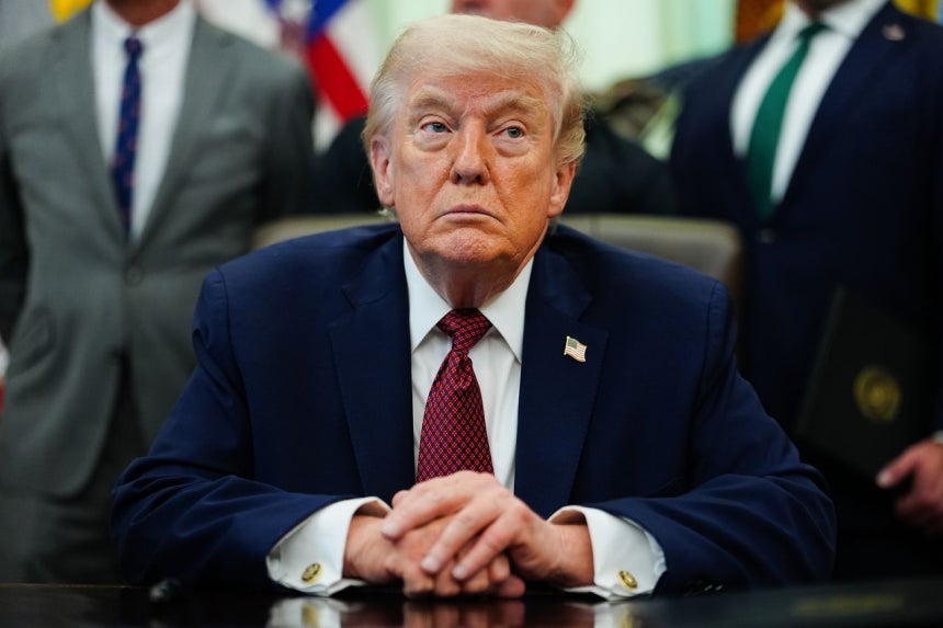 ドナルド・トランプ米国大統領が18日（現地時間）、ホワイトハウスで行われた大統領令署名式で出席者の発言を聞いている。［AP＝聯合ニュース］
