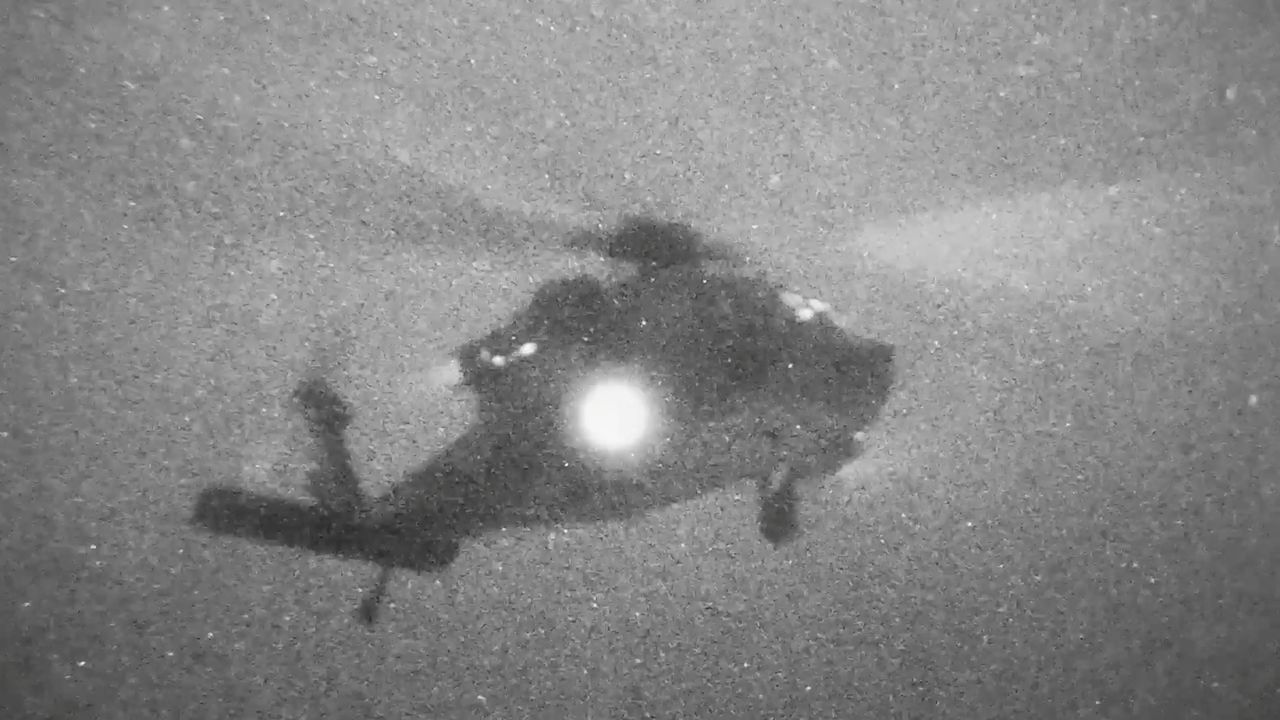  イラン商船拿捕作戦で海兵隊を乗せたヘリコプターが飛行する場面 ［ロイター＝聯合ニュース］