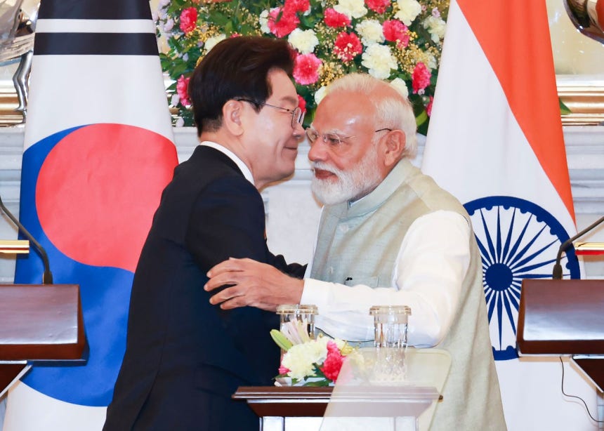 インドを国賓訪問中の李在明（イ・ジェミョン）大統領が20日（現地時間）、インドのニューデリー迎賓館でモディ首相と共同記者発表を終えた後、あいさつしている。 チョン・ミンギュ記者
