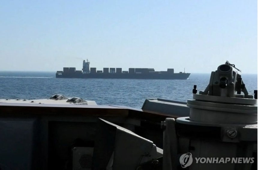 米軍艦艇から見た、拿捕されたイラン商船「トゥスカ」号。米軍がコンテナなどを精密捜索している。［ロイター＝聯合ニュース］