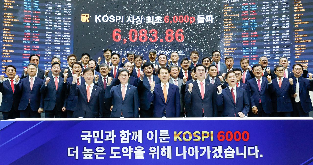 韓国総合株価指数（KOSPI）が終値基準6000ポイントを超えた2月25日、ソウルの韓国取引所で李粲珍金融監督院長（前列左から）、李億遠金融委員長、鄭恩甫韓国取引所理事長ら証券業界関係者らがKOSPI6000突破を祝うセレモニーをしている。［写真 ニュース1］