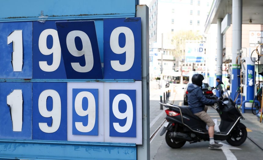 全国平均ガソリン価格が1リットルあたり2000ウォン（約216円）を超えた中、19日、ソウルのガソリンスタンドで価格情報が表示されている。 ［ニュース1］