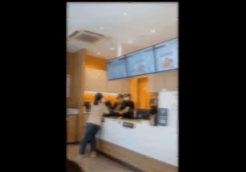  ある女性がレジカウンターで店員に因縁をつけている場面。オンラインコミュニティのキャプチャー