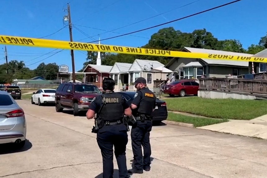 19日（現地時間）、米ルイジアナ州シュリーブポートで発生した銃乱射事件で1歳から14歳の子ども8人が死亡した。事件の現場で警察が道路を封鎖している。［ロイター＝聯合ニュース］