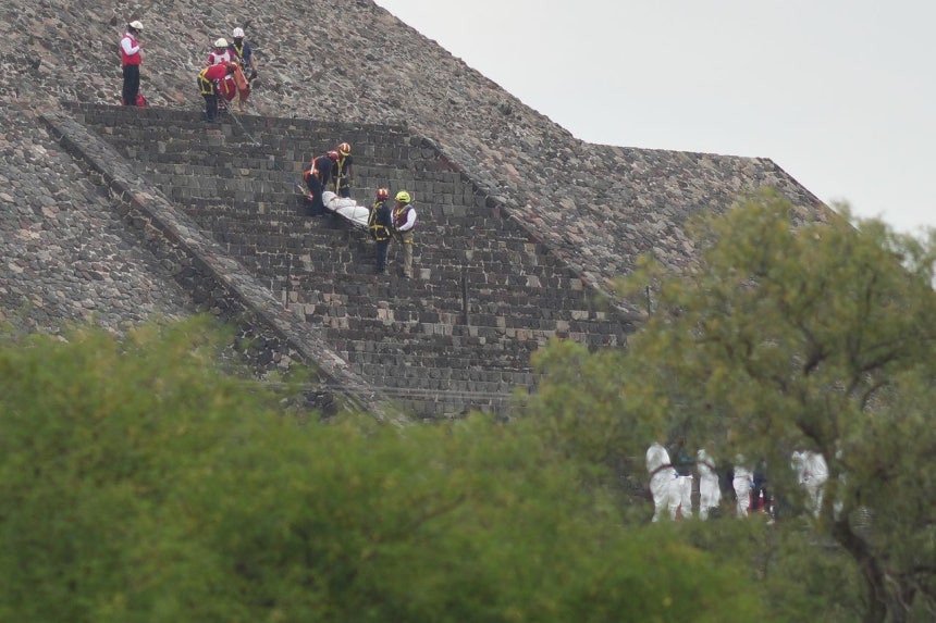 20日（現地時間）、メキシコ警察がテオティワカン遺跡で銃乱射犯の遺体を運んでいる。［ニューシス］