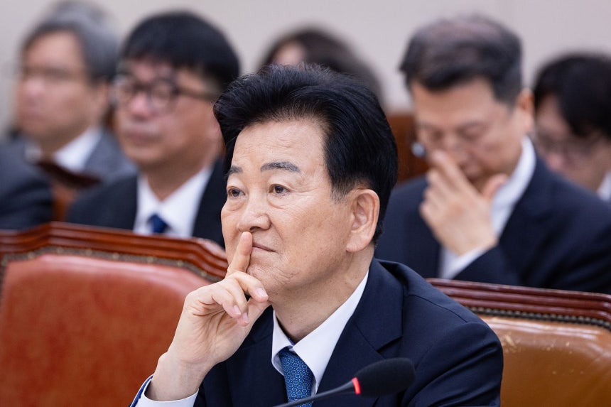 統一部の鄭東泳長官が15日に国会で開かれた外交統一委員会全体会議に出席し議員の質疑を傾聴している。［写真 ニュース1］